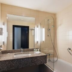 Отель Courtyard by Marriott Irkutsk City Center Иркутск ванная