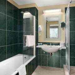 Отель Hilton Garden Inn Rome Airport Италия, Фьюмичино - 2 отзыва об отеле, цены и фото номеров - забронировать отель Hilton Garden Inn Rome Airport онлайн ванная