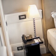Отель The Independent Suites сейф в номере