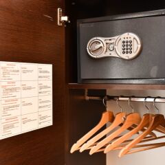Отель Seven Kings Relais сейф в номере