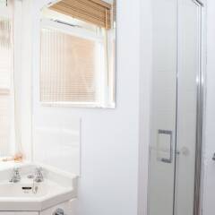 Отель Lovely 1 Bed Self-Contained Flat in Greenwich ванная фото 2