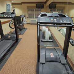 Отель Country Inn & Suites - Appleton North фитнесс-зал