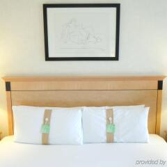 Отель Holiday Inn London Kings Cross / Bloomsbury сейф в номере