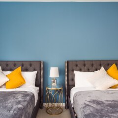 Отель Brand New Downtown LA Luxury Penthouse сейф в номере