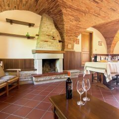 Отель Farmhouse With Pool and Large Garden, 50 Acres of Vineyards, Wine Tasting Ареццо фото 16