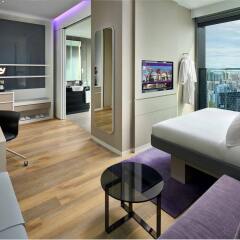 Отель YOTEL Singapore Orchard Road Сингапур комната для гостей