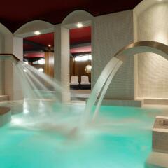 Отель Hôtel Barrière Le Fouquet's бассейн