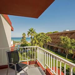 Отель Iberostar Playa de Muro Испания, Плайя-де-Муро - отзывы, цены и фото номеров - забронировать отель Iberostar Playa de Muro онлайн балкон