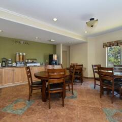 Отель Canadas Best Value Inn Langley Лэнгли питание