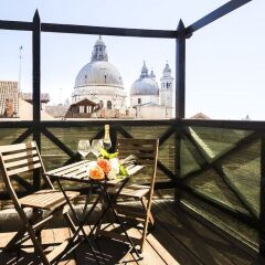 Отель Grand Canal Venetian Small Attic балкон