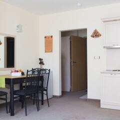 Апартаменты One Bedroom Apartment with Balcony в номере
