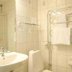Отель Sunderby Folkhögskola Hotell & Konferens Швеция, Лулео - отзывы, цены и фото номеров - забронировать отель Sunderby Folkhögskola Hotell & Konferens онлайн ванная