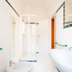 Отель Downtown Apt Quiet with Terrace and Lift ванная фото 2