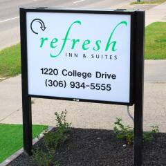 Отель Refresh Inn & Suites парковка