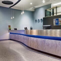 Отель Travelodge Hotel by Wyndham Montreal Centre Канада, Монреаль - отзывы, цены и фото номеров - забронировать отель Travelodge Hotel by Wyndham Montreal Centre онлайн интерьер отеля