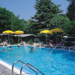 Отель Camping Garden Tourist Манерба-дель-Гарда бассейн