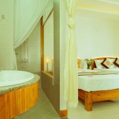 Отель Riverside Plum Garden Homestay ванная