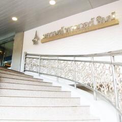 Grand Tower Inn Sathorn Hotel парковка