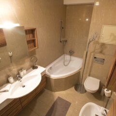Апартаменты Luxurious Apartment near Prague Castle ванная фото 2