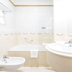 Отель Qubus Hotel Wroclaw Польша, Вроцлав - 1 отзыв об отеле, цены и фото номеров - забронировать отель Qubus Hotel Wroclaw онлайн ванная фото 2