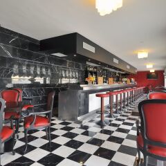Salles Hotel Aeroport de Girona гостиничный бар