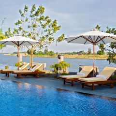 Отель Riverside White House Villa бассейн