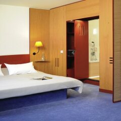 Отель Novotel Suites München Parkstadt Schwabing Германия, Мюнхен - 9 отзывов об отеле, цены и фото номеров - забронировать отель Novotel Suites München Parkstadt Schwabing онлайн комната для гостей фото 5