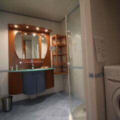 Отель Nice Booking - Cosy 200m Prom' et plages ванная