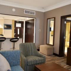 Отель Holiday Inn Abu Dhabi Downtown комната для гостей фото 5