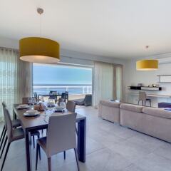 Отель Stunning Seafront Lux Apt, Fort Cambridge wt Pool Мальта, Слима - отзывы, цены и фото номеров - забронировать отель Stunning Seafront Lux Apt, Fort Cambridge wt Pool онлайн комната для гостей фото 5