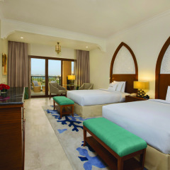 Отель DoubleTree by Hilton Resort & Spa Marjan Island 5* Стандартный номер с двуспальной кроватью фото 7