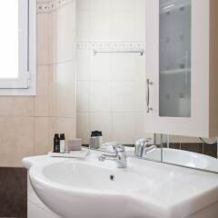 Отель UPSTREET Delightful 1BD Apt in Plaka Афины