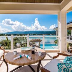 Отель Everything Nice By the Sea in Montego Bay 5BR Ямайка, Монтего-Бей - отзывы, цены и фото номеров - забронировать отель Everything Nice By the Sea in Montego Bay 5BR онлайн балкон