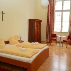 Отель Gästehaus im Priesterseminar Salzburg Австрия, Зальцбург - отзывы, цены и фото номеров - забронировать отель Gästehaus im Priesterseminar Salzburg онлайн комната для гостей фото 2