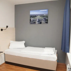 Отель A&O Berlin Friedrichshain 2* Стандартный номер с различными типами кроватей фото 3