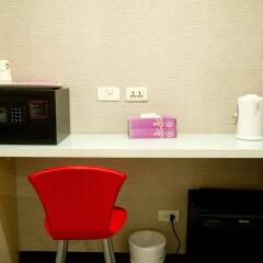 Отель Ximen Taipei DreamHouse сейф в номере