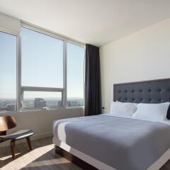 Отель Level Furnished Living комната для гостей