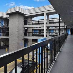 Отель Hollywood Inn Express LAX балкон