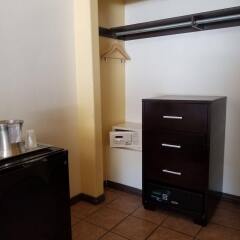 Отель Casa Bella Inn США, Лос-Анджелес - отзывы, цены и фото номеров - забронировать отель Casa Bella Inn онлайн сейф в номере