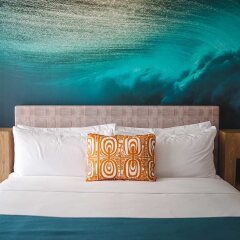 Отель Waikiki Beachcomber by Outrigger сейф в номере