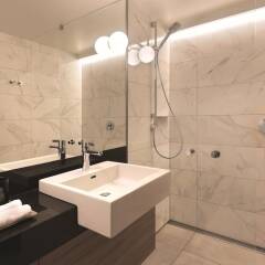 Отель Adina Apartment Hotel Hamburg Speicherstadt Германия, Гамбург - 1 отзыв об отеле, цены и фото номеров - забронировать отель Adina Apartment Hotel Hamburg Speicherstadt онлайн ванная