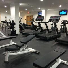 Отель Century Plaza Hotel & Spa Канада, Ванкувер - отзывы, цены и фото номеров - забронировать отель Century Plaza Hotel & Spa онлайн фитнесс-зал