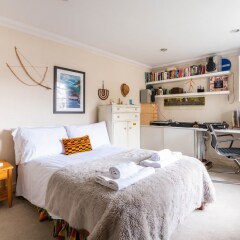 Отель Enchanting Home by Holloway Road Station комната для гостей фото 5