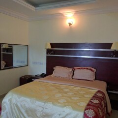 Отель Golden Palm Resort сейф в номере