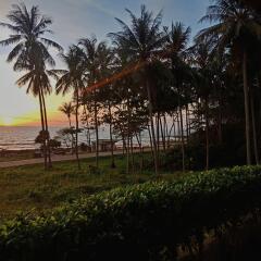 The Sea At Lanta Hotel Ланта пляж
