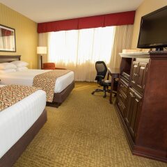 Отель Drury Inn & Suites Columbus Convention Center комната для гостей фото 4