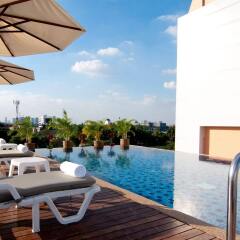 Отель The Patra Hotel - Rama 9 Таиланд, Бангкок - 1 отзыв об отеле, цены и фото номеров - забронировать отель The Patra Hotel - Rama 9 онлайн бассейн фото 3