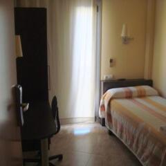 Отель Hostal Sant Sadurní сейф в номере