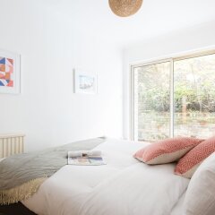 Отель The Kensington Grove - Stylish 2bdr Flat With Private Patio Лондон детские мероприятия