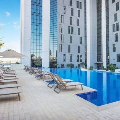 Отель Hampton by Hilton Dubai Airport ОАЭ, Дубай - 1 отзыв об отеле, цены и фото номеров - забронировать отель Hampton by Hilton Dubai Airport онлайн бассейн фото 3